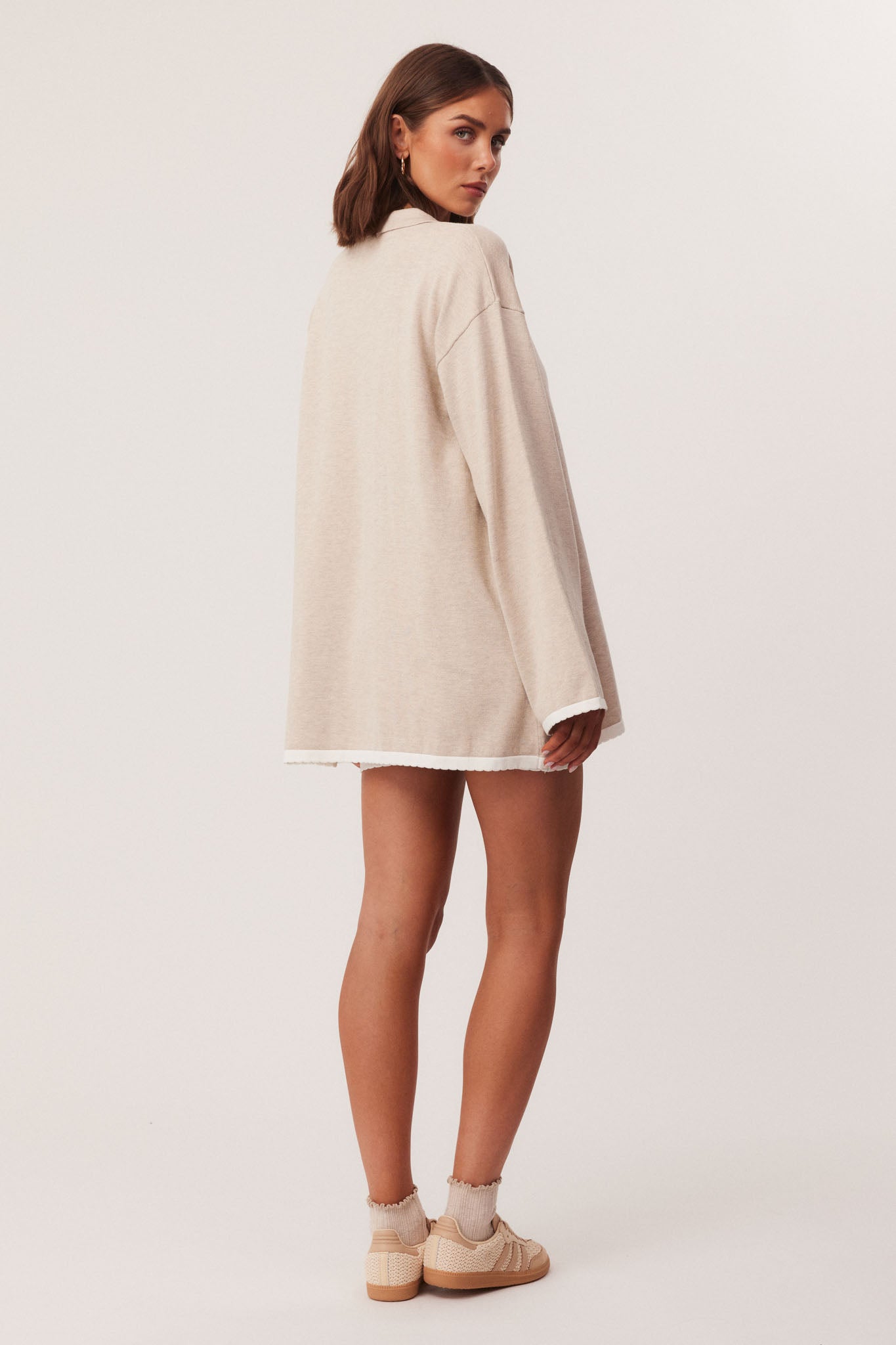 03_AugustScallopCardiBeige_325221_A