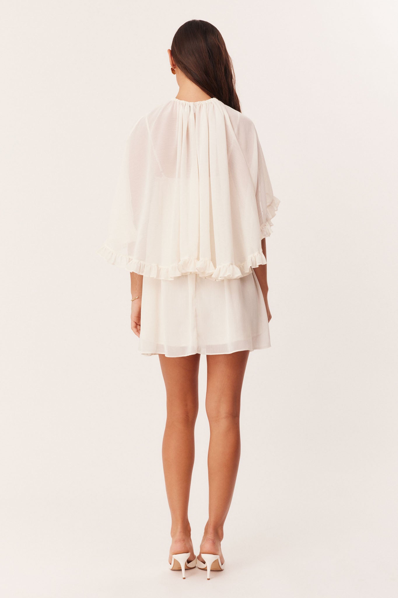 short white dress with cape Nouveau look : Robe cape de ZARA dcouvrir