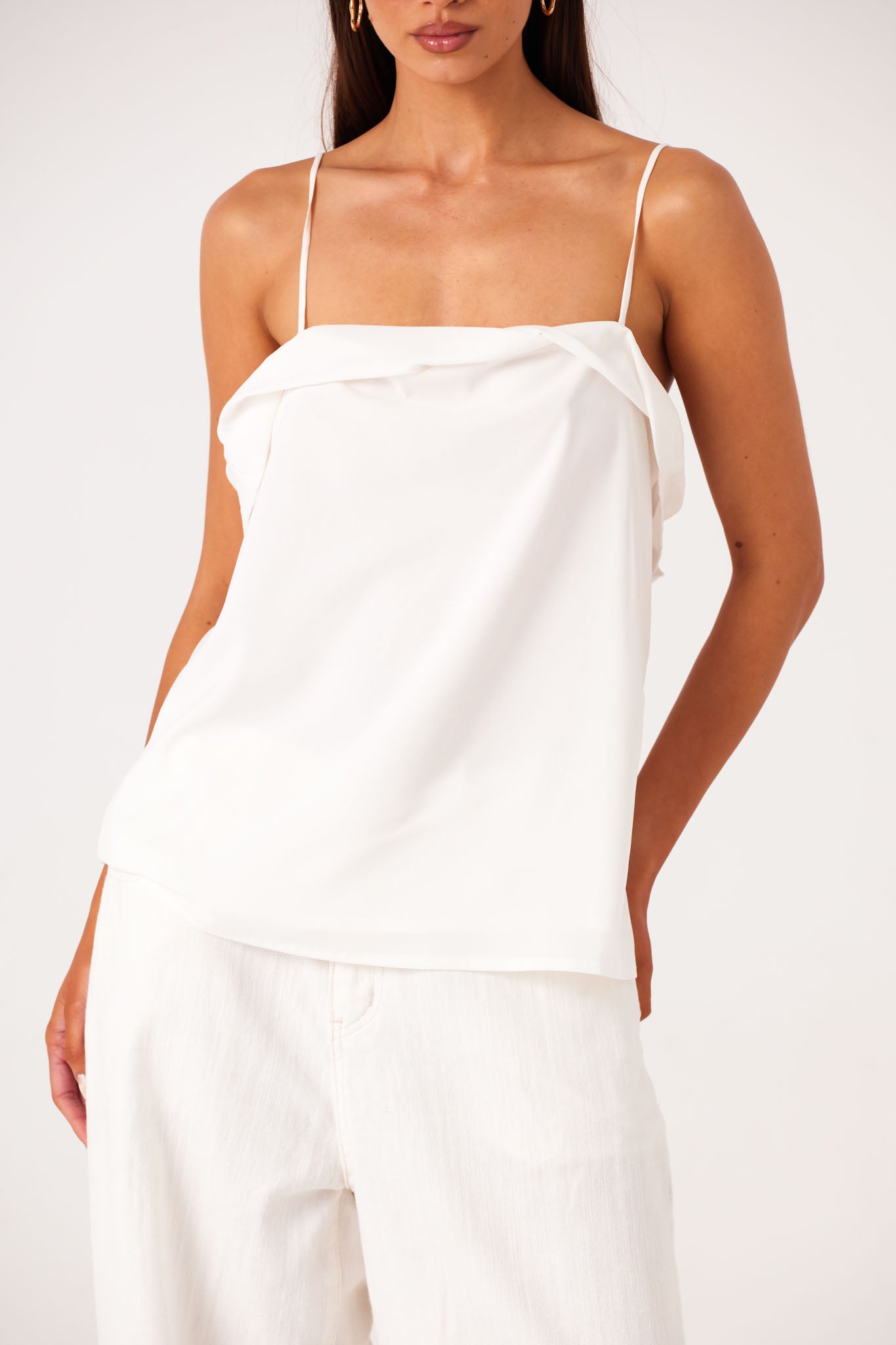 ELENI-BACKLESS-TOP-WHITE-LUKAS-JEANS-WHITE-2
