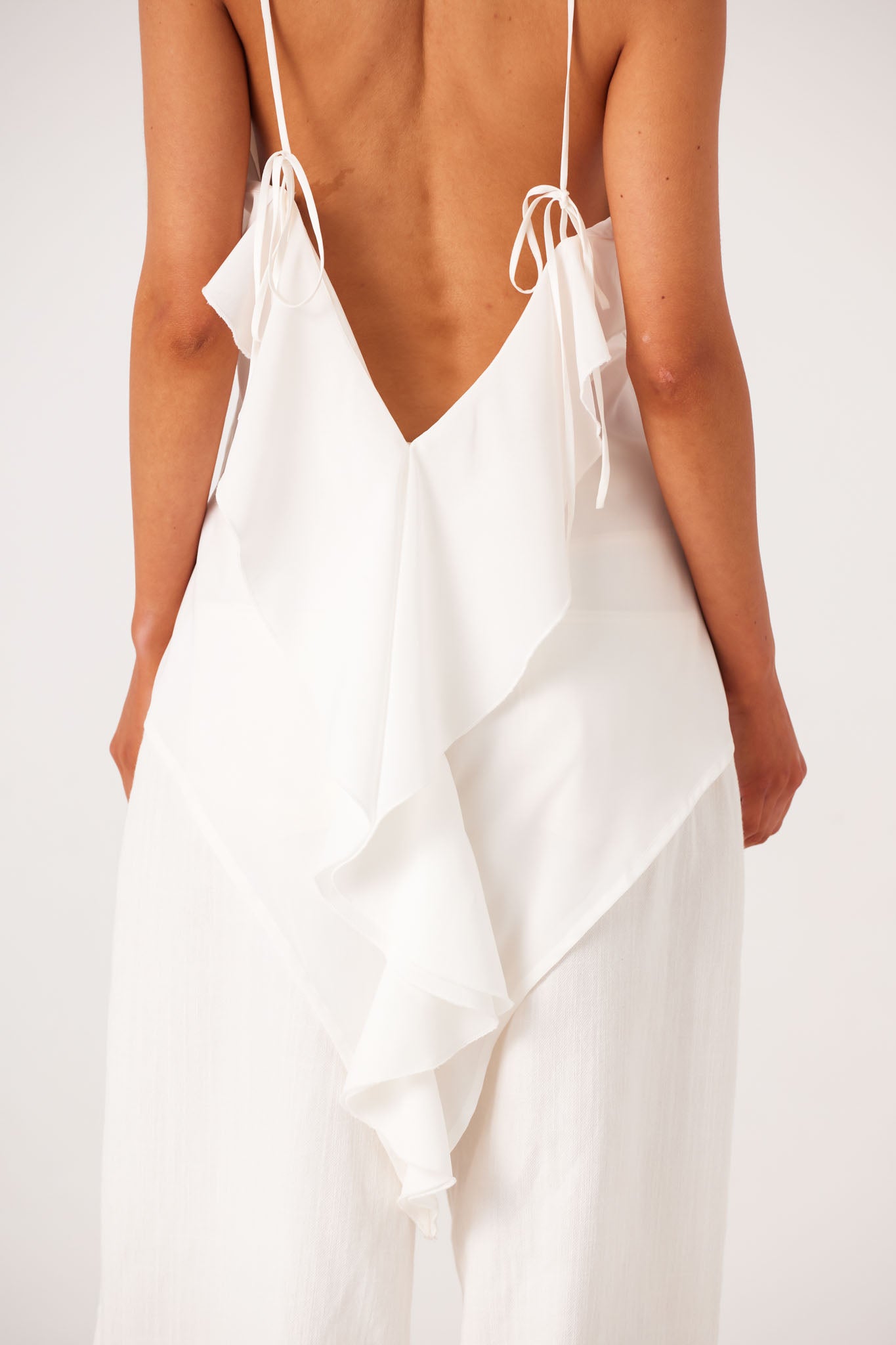 ELENI-BACKLESS-TOP-WHITE-LUKAS-JEANS-WHITE-6